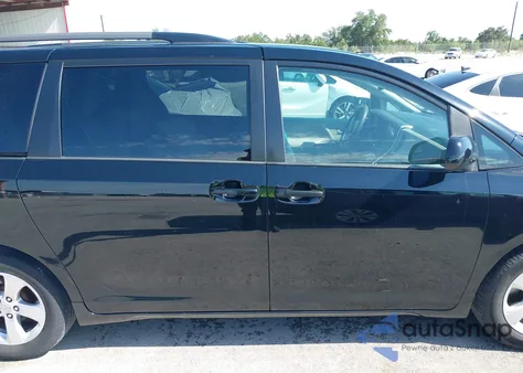 2015 Toyota Sienna Le 8 Passenger z USA, uszkodzony, nr VIN 5TDKK3DC0FS613377